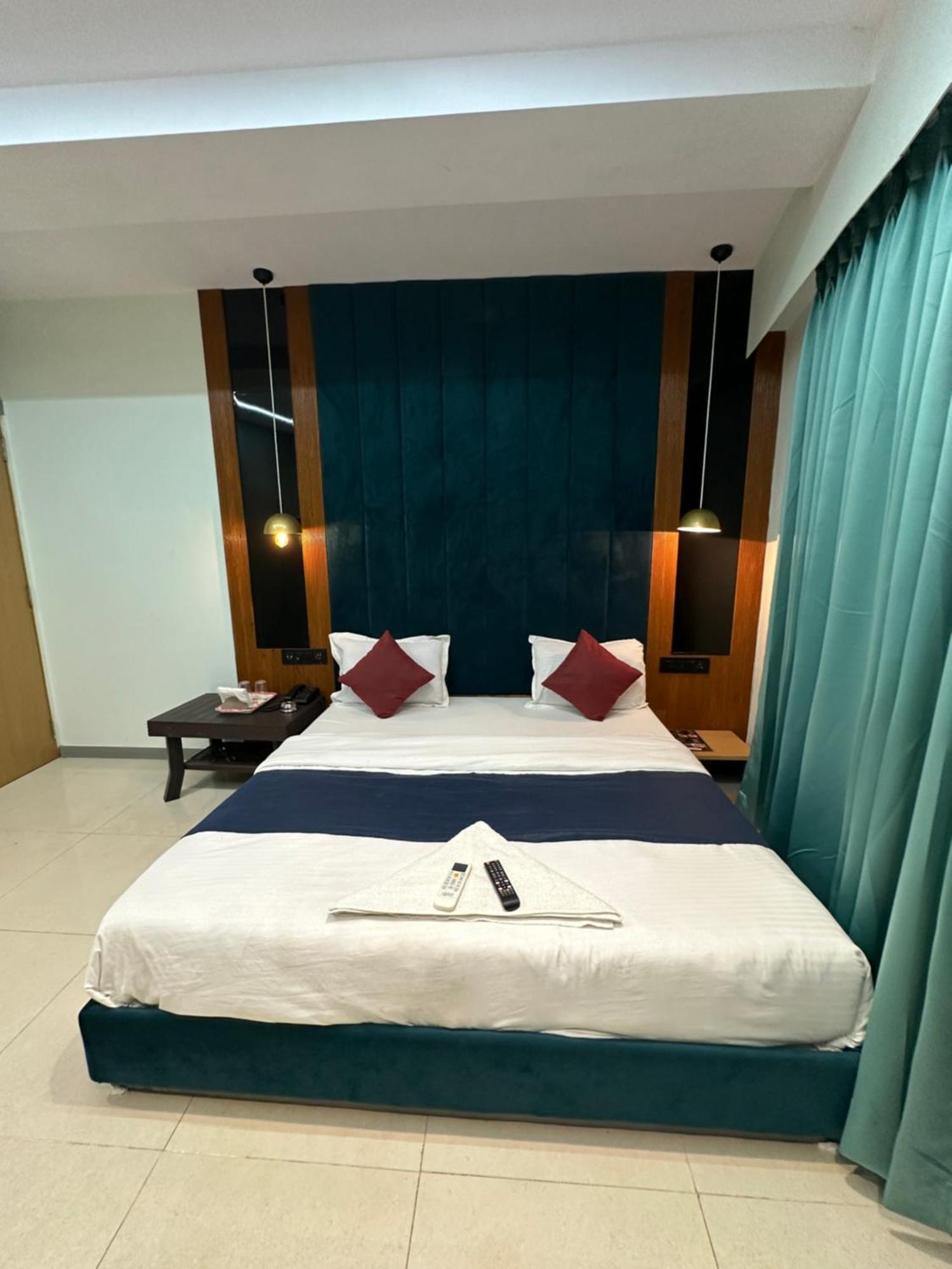 Hotel Sky Palace Adajan Сурат Екстериор снимка