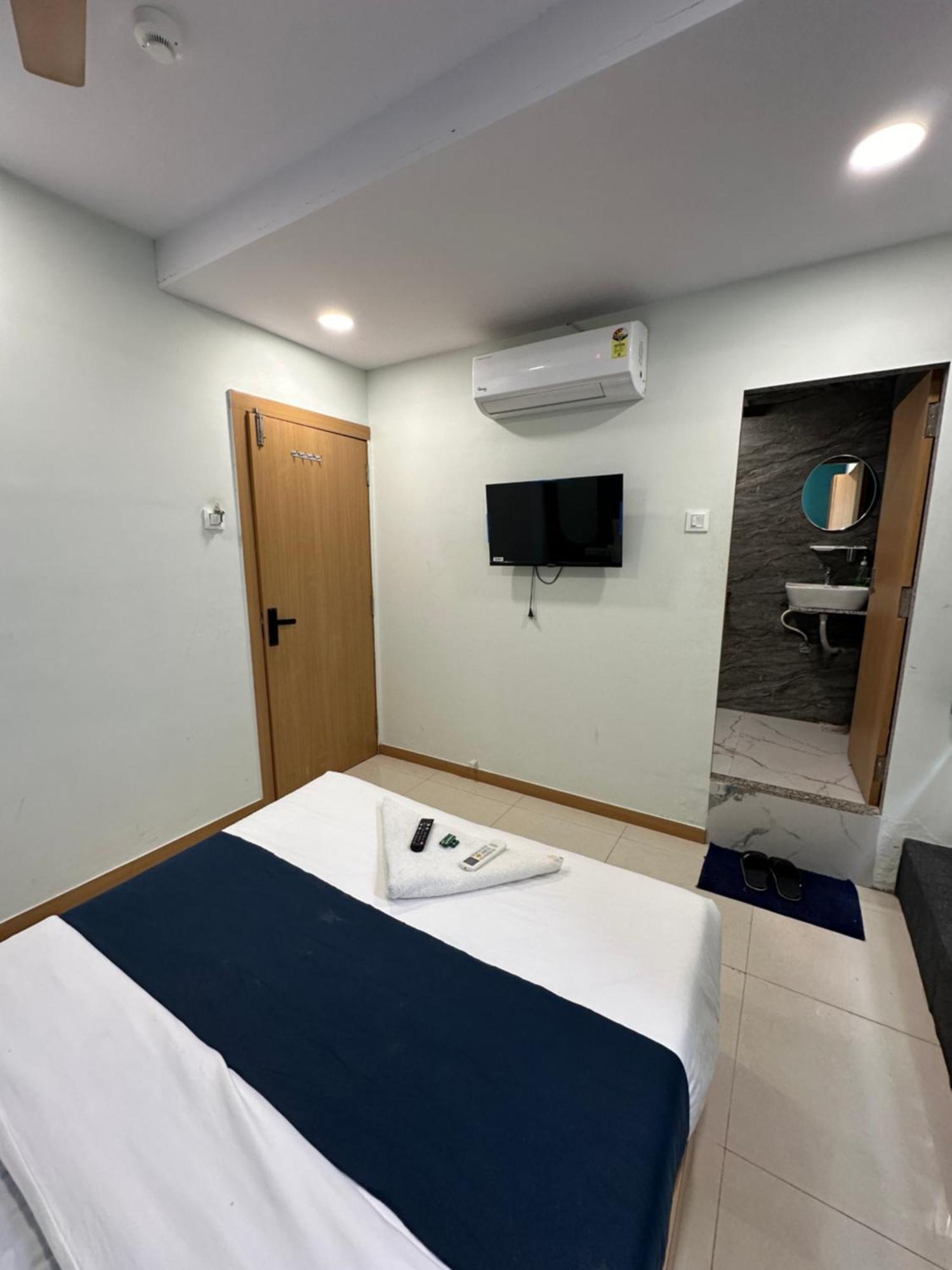 Hotel Sky Palace Adajan Сурат Екстериор снимка