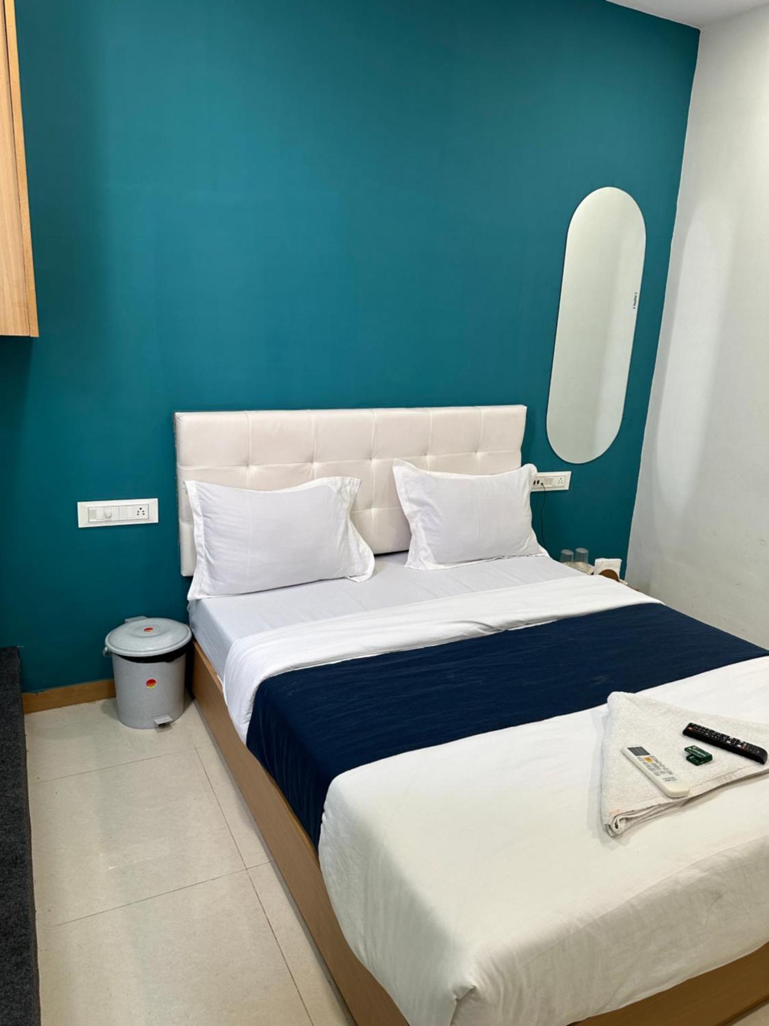 Hotel Sky Palace Adajan Сурат Екстериор снимка