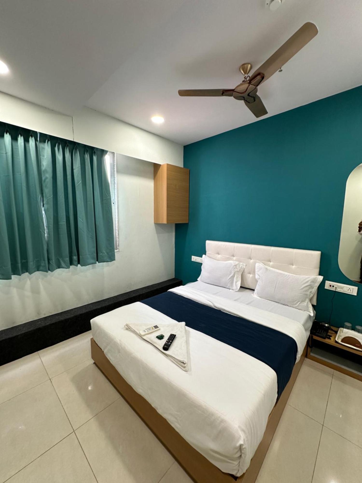 Hotel Sky Palace Adajan Сурат Екстериор снимка