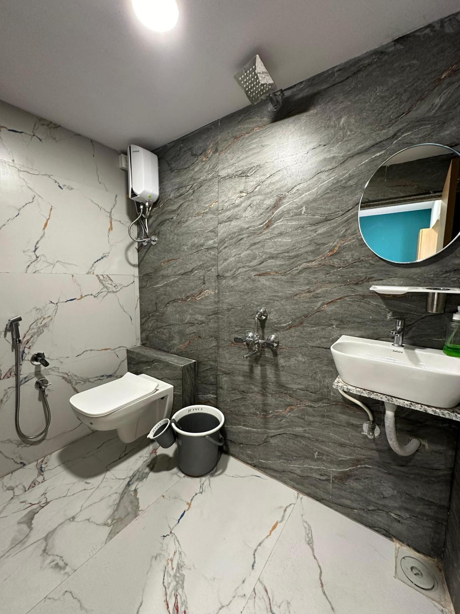 Hotel Sky Palace Adajan Сурат Стая снимка