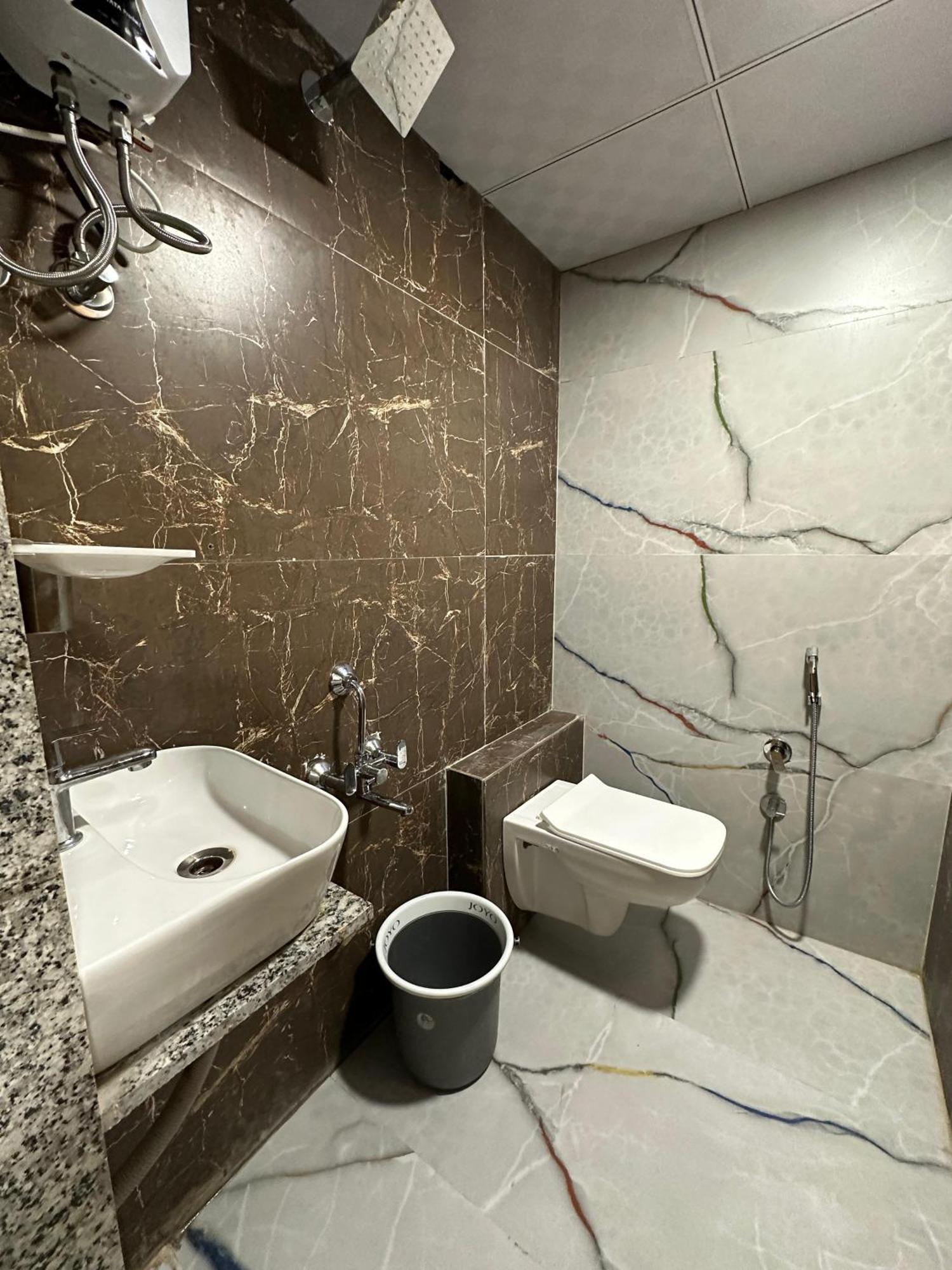 Hotel Sky Palace Adajan Сурат Стая снимка