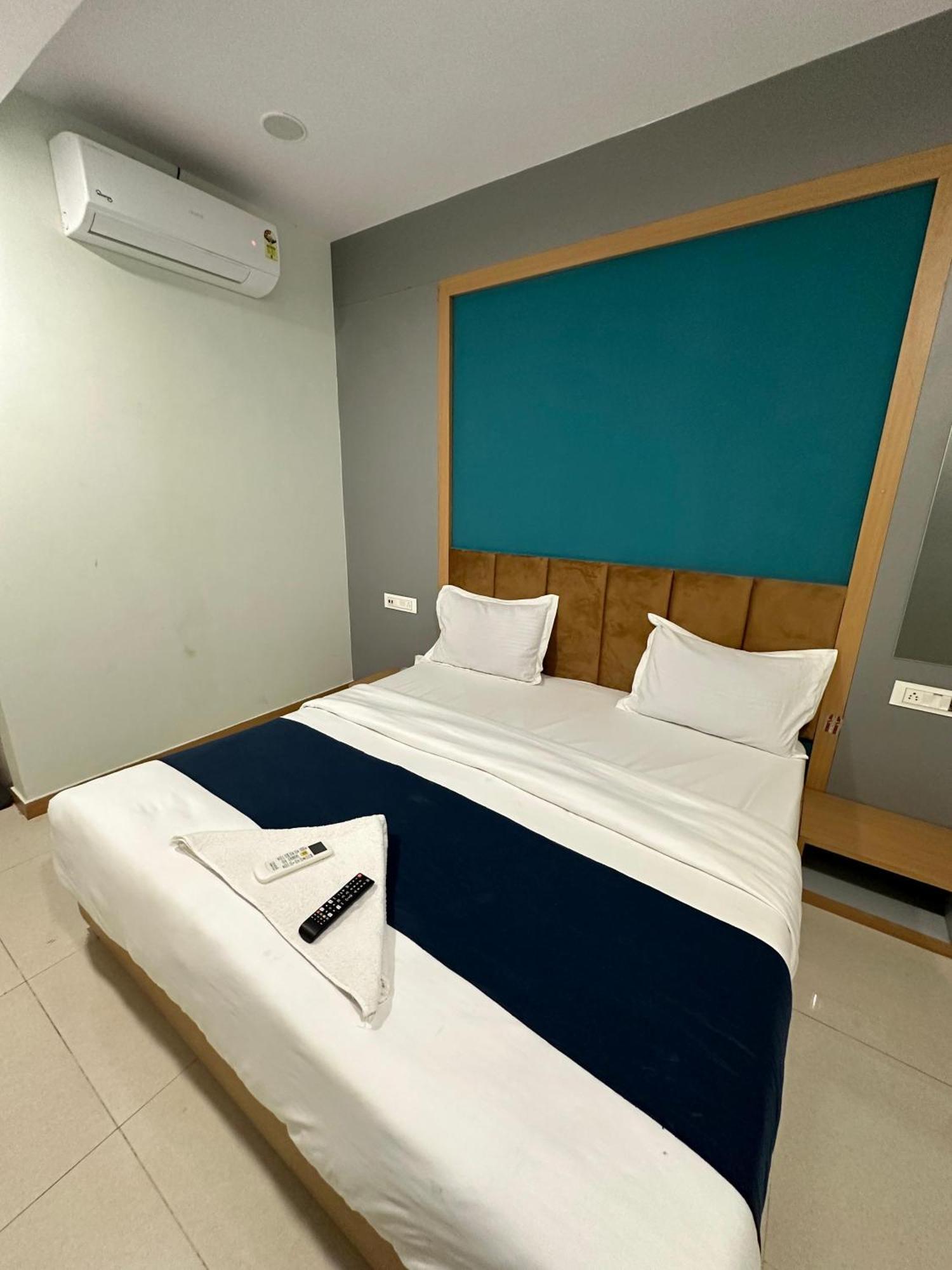 Hotel Sky Palace Adajan Сурат Стая снимка